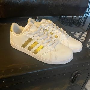 Kids cloudfoam gold and white Adidas size 3.5